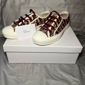 BURGUNDY WALK'N'DIOR SNEAKER.